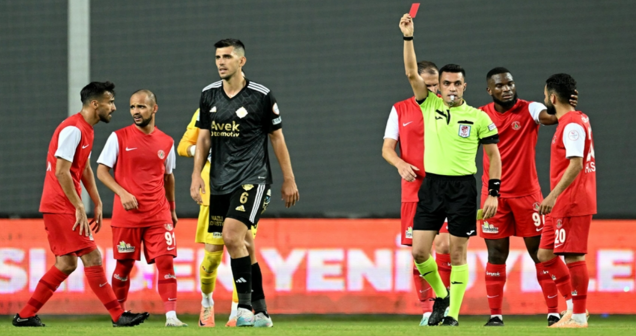 Maçta direk kırmızı kart görürse ne olur
